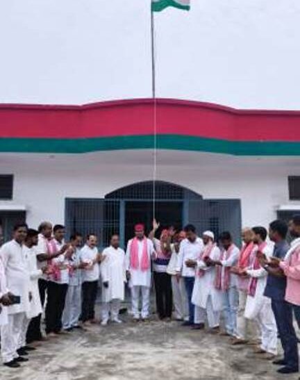 सपा कार्यालय पर ध्वजारोहण कर मनाया गया स्वतंत्रता दिवस