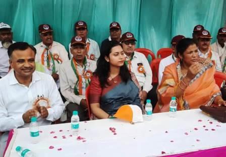 सादाबाद : सेवानिवृत्त जवानों को किया सम्मानित, शहीद स्मारक समिति के बैनर तले बस स्टैंड पर हुआ कार्यक्रम, शहीद स्मारक के लिए भूमि की मांग