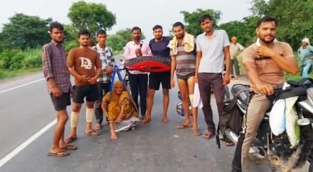 कांवड़ में गंगाजल के साथ दादी को लेकर चला नाती, अनोखी भक्ति ने जीता लोगों का दिल