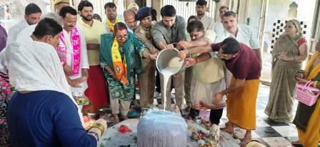 चौबे वाले महादेव मंदिर में गूंजे हर-हर महादेव, DM-SP सहित जनप्रतिनिधियों ने किया जलाभिषेक