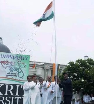 संस्कृति विश्वविद्यालय में 80वां स्वतंत्रता दिवस धूमधाम से मनाया, एनसीसी कैडेट्स ने किया शानदार मार्च पास्ट