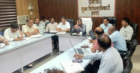 सीएमओ ने आयुष्मान, जीरो पॉवर्टी कार्ड और गैर संचारी रोग अभियान की समीक्षा की