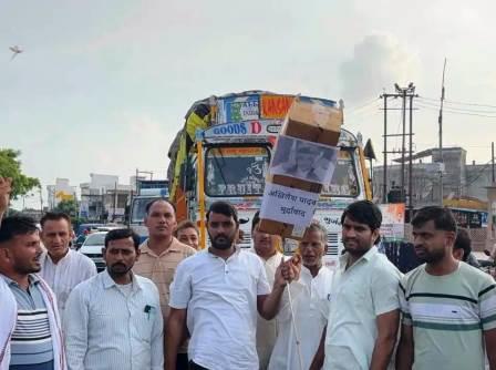 सादाबाद : रालोद कार्यकर्ताओं ने फूंका सपा प्रमुख का पुतला, पूर्व मुख्यमंत्री द्वारा रालोद मुखिया के खिलाफ अमर्यादित टिप्पणी किए जाने से नाराज थे कार्यकर्ता