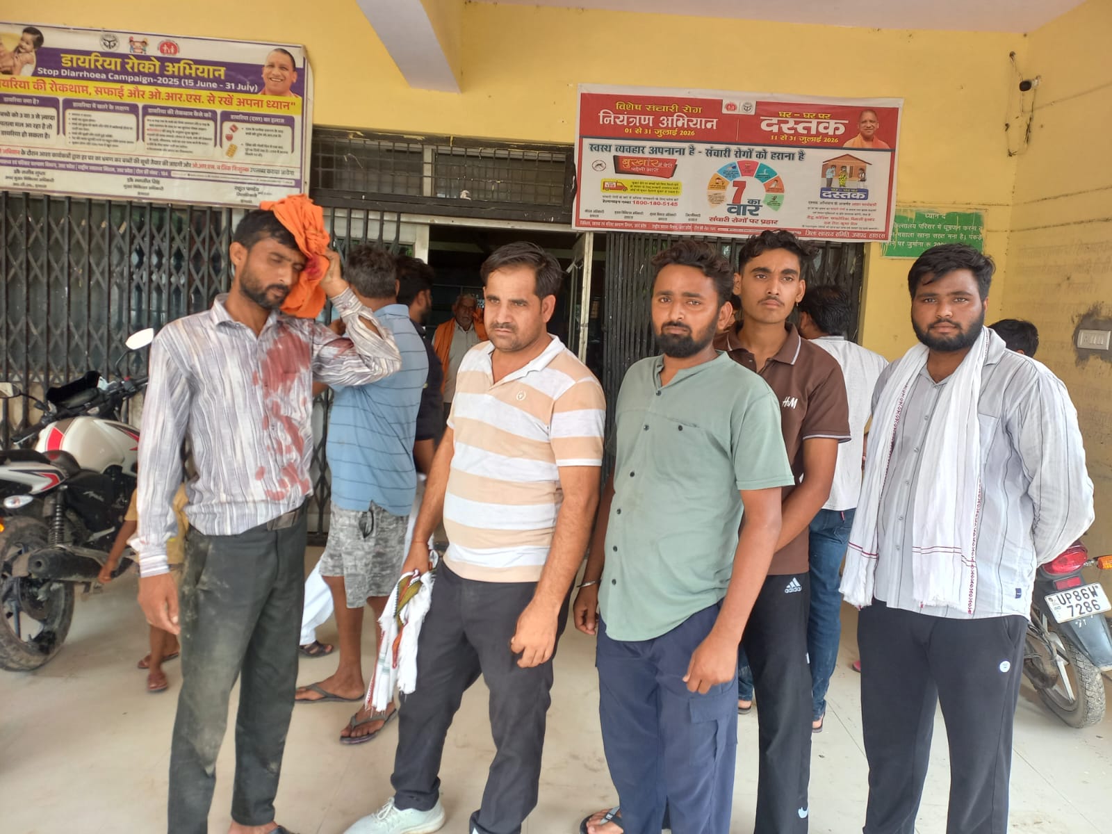 हसायन : नामजदों ने की दुकानदारों के साथ गाली-गलौज मारपीट, गडोला मार्ग पर हुई गाली-गलौज मारपीट, दोनो पक्ष ने दी लिखित तहरीर