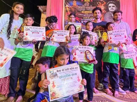 श्री रेवती मैया मेले में सजी सांस्कृतिक संध्या, बच्चों ने नृत्य और गायन से बांधा समां