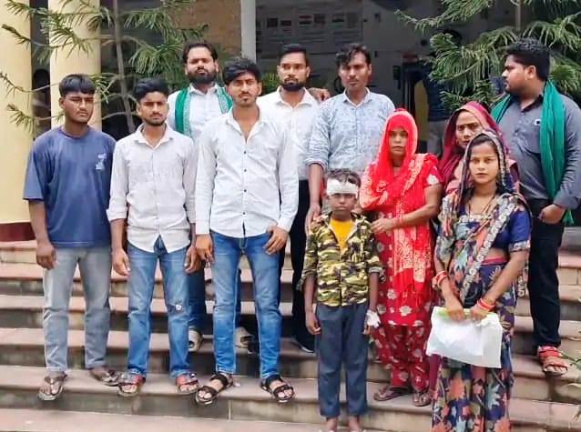 प्राथमिक विद्यालय में छात्र से मारपीट का आरोप, घायल बच्चे के परिजनों ने डीएम से लगाई न्याय की गुहार