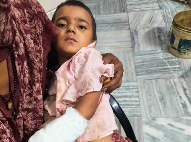 सादाबाद : चारा काटने की मशीन से खेलते समय चार वर्षीय बच्ची का हाथ कटा, आगरा में चल रहा इलाज