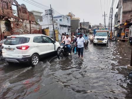 आधे घंटे की बारिश में चावड गेट के आस-पास जलभराव, राहगीर परेशान