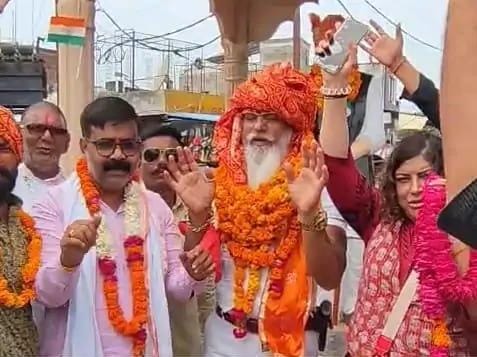 सादाबाद : करणी सेना राष्ट्रीय अध्यक्ष का जोरदार स्वागत, छह दिवसीय पदयात्रा के दौरान कस्बा पहुंचे करणी सेना के पदाधिकारी
