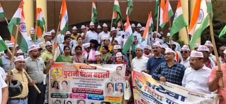 पुरानी पेंशन की बहाली को लेकर अटेवा ने निकाली तिरंगा यात्रा