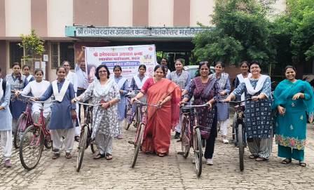 नशा मुक्ति का संदेश लेकर निकली साइकिल रैली, एआई विषय पर निबंध प्रतियोगिता में छात्राओं ने दिखाई प्रतिभा