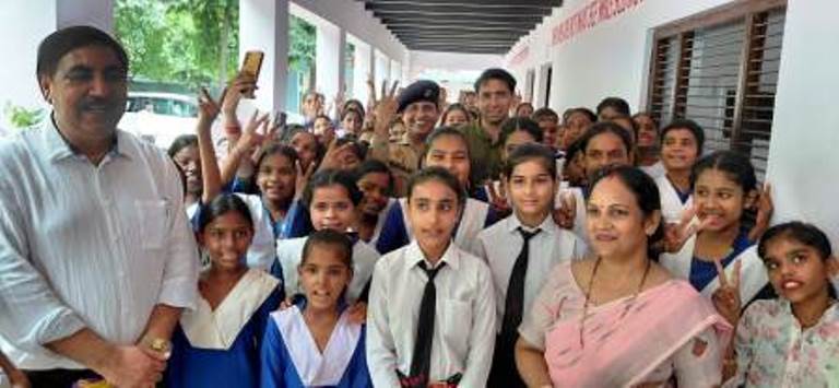 मुरसान के बालिका विद्यालय में लगा स्वास्थ्य कैंप, डीएम अतुल वत्स ने छात्राओं को किया जागरूक, बोले- स्वस्थ शरीर ही सबसे बड़ी पूंजी