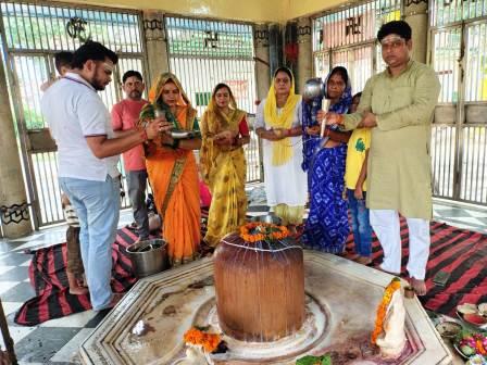 सावन में श्री राष्ट्रीय राजपूत करणी सेना ने किया चौबे वाले महादेव का रुद्राभिषेक