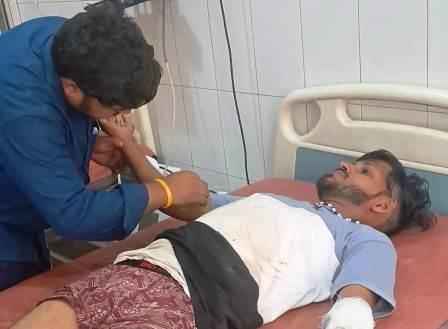 सादाबाद : सड़क हादसों में बाइक सवार तीन घायल, घायलों को उपचार के लिए भेजा गया सीएचसी, एक घायल रेफर