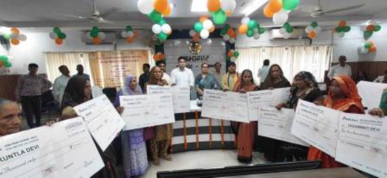 रसोइयों का मानदेय बढ़कर हुआ 3 हजार रुपये, 5 लाख रुपये तक की कैशलेस चिकित्सा सुविधा भी मिलेगी