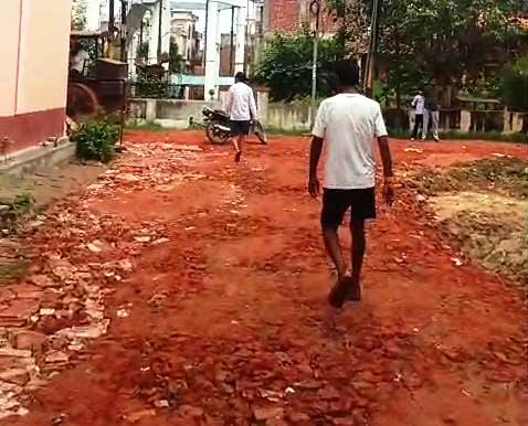 सरकारी तंत्र से परेशान होकर लोगों ने खुद चंदा जुटाकर बनवाई अपनी कॉलोनी की सड़क