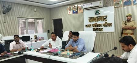 हाथरस में सफाई व्यवस्था को लेकर डीएम सख्त, 35 वार्डों में होगी निगरानी, स्ट्रीट लाइट और जल निकासी की भी समीक्षा, : डीएम बोले स्ट्रीट लाइट को मिलेगा यूनिक नंबर, जलभराव वाले क्षेत्रों का होगा सर्वे