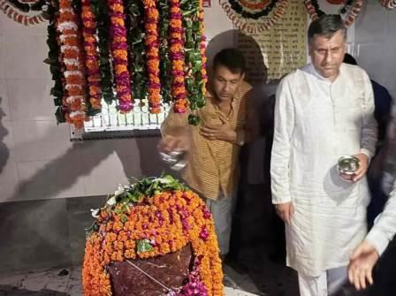 सादाबाद : वनखंडी महादेव मंदिर पर लगा भक्तों का मेला, अंतिम सोमवार को विधायक गुड्डू चौधरी सहित बड़ी संख्या में भक्त अभिषेक के लिए पहुंचे