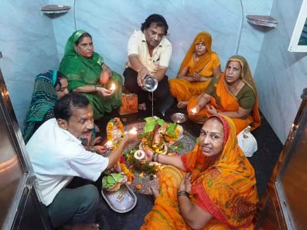 सादाबाद : सावन के अंतिम सोमवार पर हनुमान मंदिर में बम भोले की गूंज