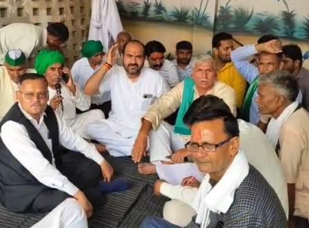 सादाबाद : किसानों के धरने में पहुंचे डॉ. अविन शर्मा, पिछले 15 दिनों से भारतीय किसान यूनियन के नेतृत्व में चल रहा है धरना प्रदर्शन