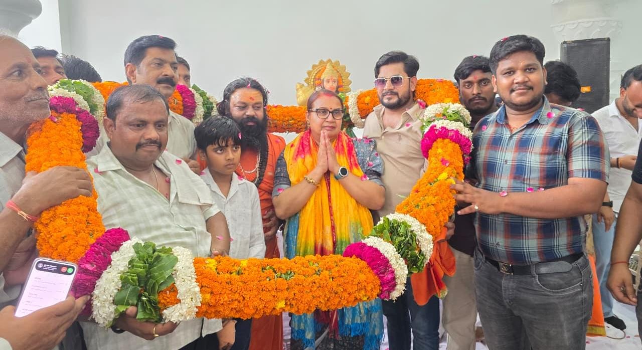 सदर विधायक अंजुला सिंह माहौर का भव्य स्वागत, विधायक निधि से लगी हाईमास्ट लाइट का किया उद्घाटन