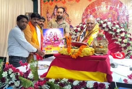 सिकन्दराराऊ : सती चरित्र और दक्ष यज्ञ का प्रसंग सुन भावविभोर हुए श्रद्धालु, 1000 नामों के संकीर्तन से गूंजा कथा पंडाल