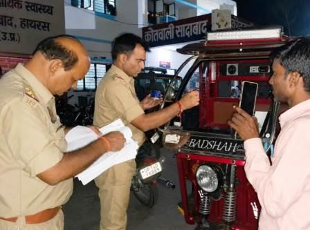 सादाबाद : बिना पंजीकरण दौड़ रहे तीन ई रिक्शा सीज, 11 ई रिक्शा पर नहीं मिली नम्बर प्लेट, ई रिक्शा चालकों में हड़कंप