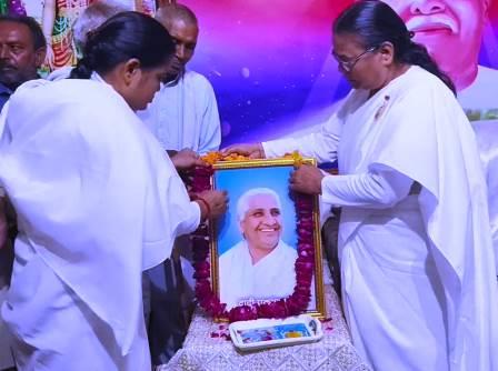 सादाबाद : दादी के बताए आध्यात्मिक मार्ग पर चलने का संकल्प, ब्रह्माकुमारी केंद्र पर मनाई गई दादी प्रकाशमणि की 19वीं पुण्यतिथि