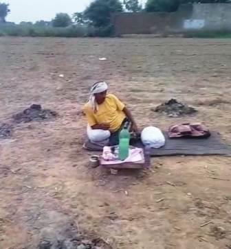 मुरसान : बारिश के लिए युवक ने शुरू किया तप, 11 जगह जलाए कंडे; ग्रामीण कर रहे भजन-कीर्तन