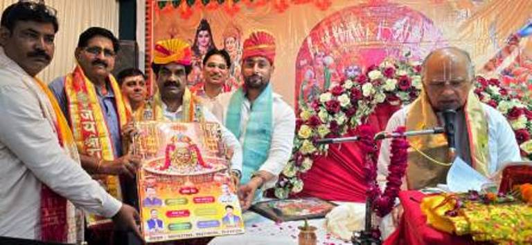 सिकन्दराराऊ : पार्थिव शिवलिंग पूजन और रुद्राभिषेक की महिमा सुन भावविभोर हुए श्रद्धालु, शिव भक्ति में डूबा कथा पंडाल