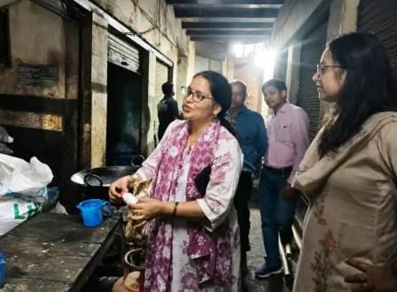सादाबाद : मावा, मिठाई की नमूने लिए, दूध नष्ट कराया, पुलिस, प्रशासन और खाद्य विभाग की टीम ने कस्बे की कई दुकानों पर की छापेमारी