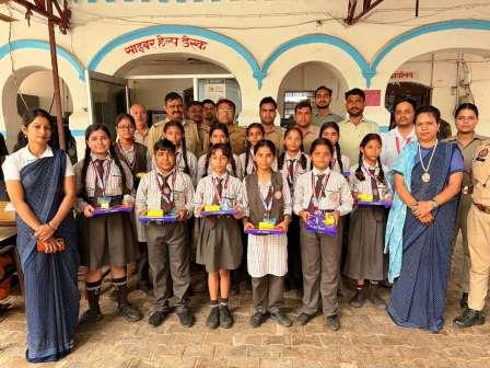 ओएमबी इंटरनेशनल स्कूल की छात्राओं ने पुलिसकर्मियों को बांधी राखी, हसायन कोतवाली में मनाया रक्षाबंधन