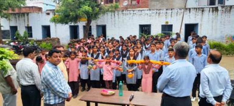 सासनी विद्यापीठ इंटर कॉलेज में मनाया रक्षाबंधन पर्व, छात्राओं ने गुरुजनों को बांधी राखियां