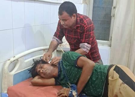 सादाबाद : शराब के नशे में फावड़े पर गिरा युवक, कान में गंभीर चोट