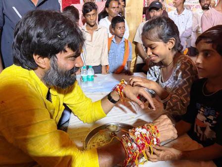 सिकन्दराराऊ से 54वीं भव्य गंगा स्नान यात्रा रवाना, 80 से अधिक बसों में हजारों श्रद्धालु हुए शामिल