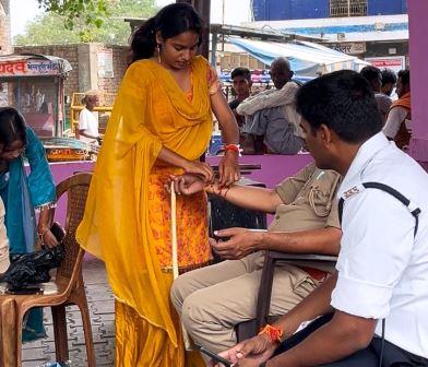 रक्षाबंधन पर खाकी की कलाई पर सजी राखी, बच्चियों ने पुलिसकर्मियों से साझा की खुशियां