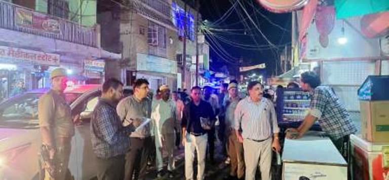 त्योहारों से पहले डीएम अतुल वत्स का देर रात शहर में निरीक्षण, सफाई-प्रकाश और अतिक्रमण व्यवस्था के दिए निर्देश, वार्डों में सफाई और प्रकाश व्यवस्था की स्थिति को परखा