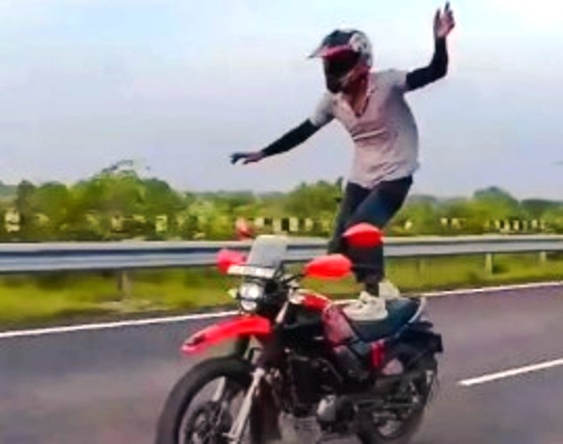 हाथरस में सोशल मीडिया पर स्टंटबाजी पड़ी भारी! बरेली हाईवे पर रील बनाने वाला युवक गिरफ्तार, बाइक सीज