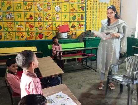 सादाबाद : व्यवस्थाओं को जांचा, बच्चों से किया संवाद, एसडीएम रितु सिरोही ने दो गाँव में लिया परिषदीय स्कूलों का निरीक्षण