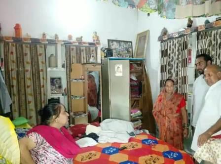 हाथरस में चोरी की वारदात का चौंकाने वाला खुलासा, बंद मकान में चोरी के बाद छिपा था युवक, अलमारी का ताला तोड़कर उड़ाए आभूषण, परिजनों ने आरोपी को पकड़कर पुलिस को सौंपा