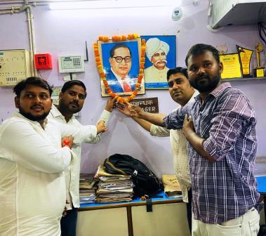 हसायन : कैनरा बैंक में बाबा साहेब की तस्वीर हटाने पर विवाद, विरोध के बाद दोबारा लगाई गई तस्वीर