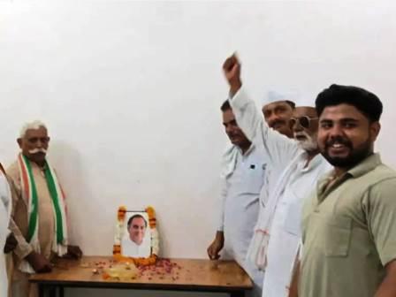 सादाबाद : कांग्रेसियों ने मनाई पूर्व प्रधानमंत्री की जयंती, नगर कांग्रेस कमेटी अध्यक्ष की अगुआई में भारत रत्न राजीव गांधी को किया याद