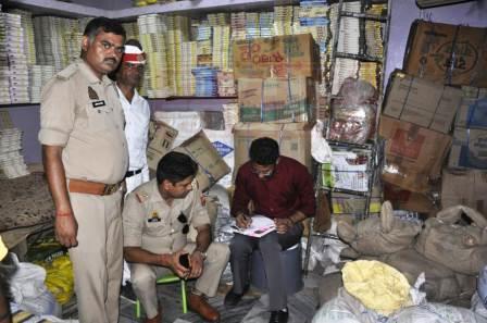 हाथरस में सिक्कों का काला कारोबार, 100 बोरियों में मिले 35 लाख के सिक्के, गिनती नहीं वजन से होता था सिक्कों का सौदा, 5-10 रुपये के सिक्कों में करोड़ों का खेल, दिल्ली कनेक्शन की जांच