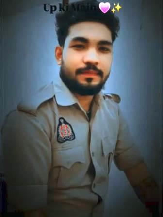 पुलिस की वर्दी और पिस्टल के साथ फोटो खींचना पड़ा युवक को भारी, ट्विटर पर हुई शिकायत के बाद आरोपी युवक गिरफ्तार