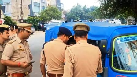 एटा हादसे के बाद हाथरस पुलिस का एक्शन, स्कूली वाहनों की चेकिंग, 15 ई-रिक्शा सीज, 50 के चालान कटे