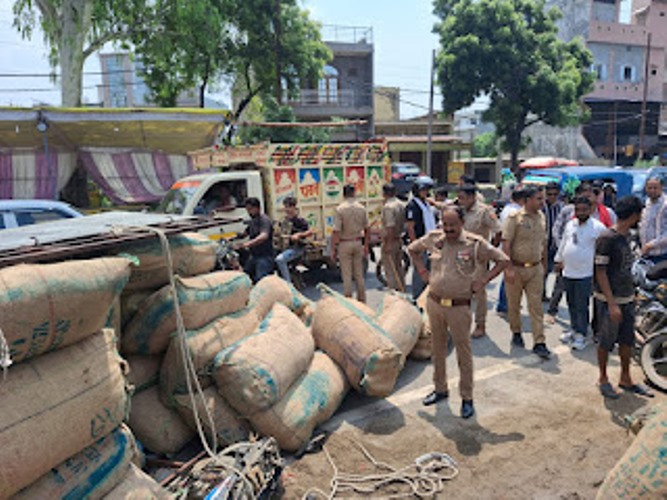 सासनी में मिर्ची से भरा लोडर टेंपो बाइक सवारों पर पलटा, दो गंभीर; अलीगढ़ रेफर