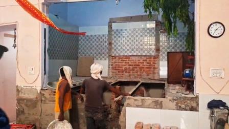 तेज आवाज के साथ गिरा मंदिर का हिस्सा, घटना CCTV में कैद; कोई जनहानि नहीं