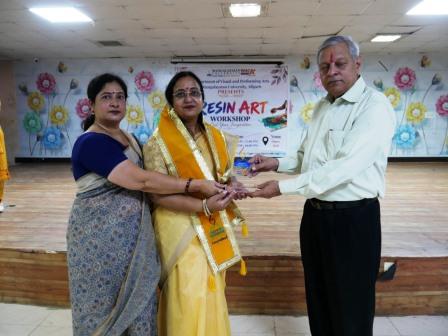 मंगलायतन यूनिवर्सिटी में पांच दिवसीय ‘रेजिन आर्ट’ कार्यशाला का शुभारम्भ