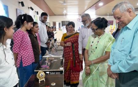 रेजिन आर्ट में विद्यार्थियों ने तराशा अपनी कलात्मकता का हुनर