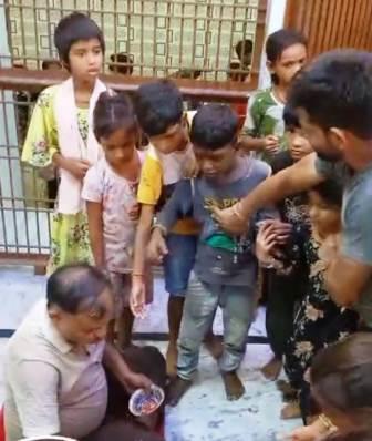 हसायन : राधाकृष्ण मंदिर पर प्रसाद वितरित